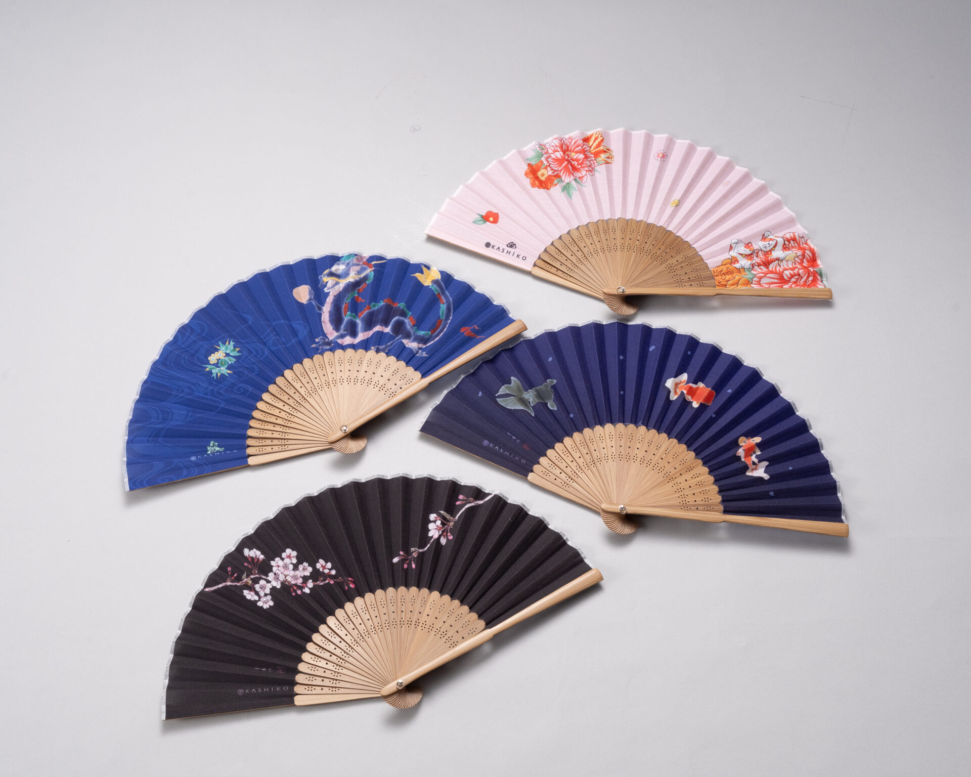 プレスリリース（報道資料）｜伝統が息づく九谷焼作家デザインの日本らしく繊細で美しい「扇子セット」を新発売。